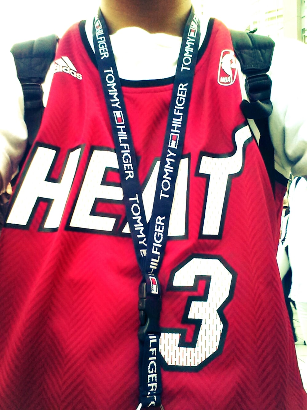 「street、osaka、stussy、ストゥーシー、miamiheat、adidas、ストリート、HIPHOP、スポーツミックス、バスケタンク」｜「adidasのアイテム（タンクトップ、レッド系）」を使った、みことさん（メンズ・182cm）の夏コーディネートの1枚目の写真