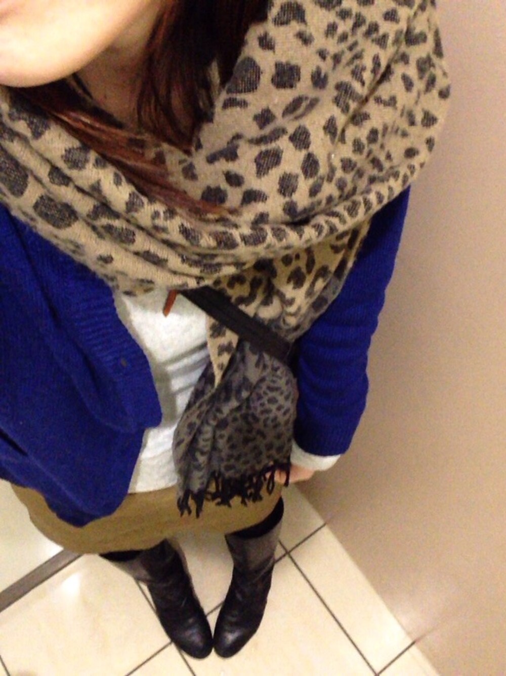 グレー系のTシャツ/カットソー、ブルー系のカーディガン/ボレロ、ブラウン系のアナログ腕時計を着用したレディースの冬コーディネートの1枚目の写真