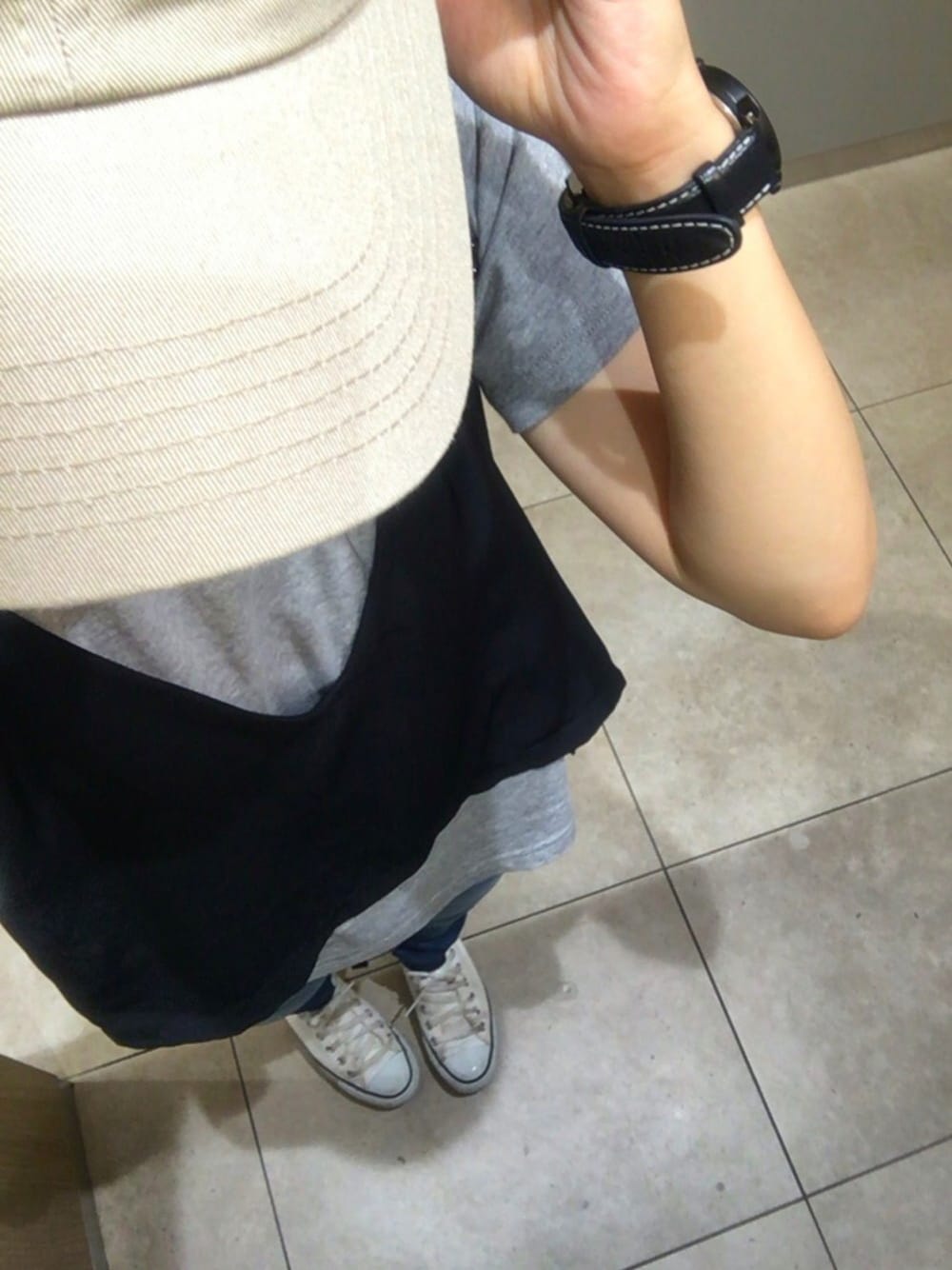 グレー系のTシャツ/カットソー、ホワイト系のTシャツ/カットソー、グリーン系のキャップを着用したレディースの秋コーディネートの1枚目の写真