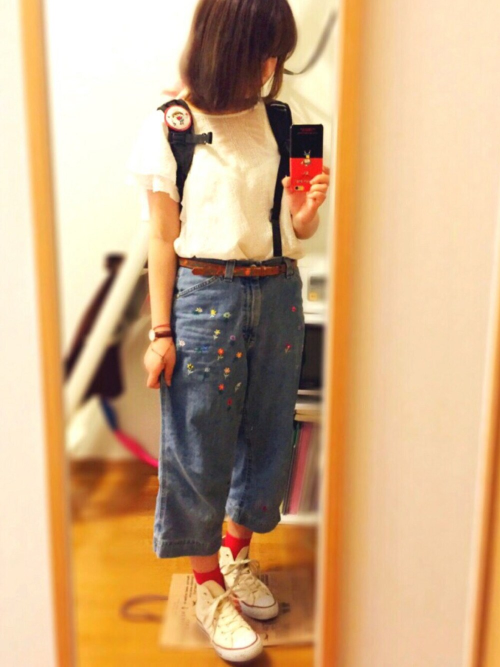 ホワイト系のシャツ/ブラウス、ブルー系のデニムパンツ、ブラック系のバックパック/リュックを着用したレディースの春コーディネートの1枚目の写真