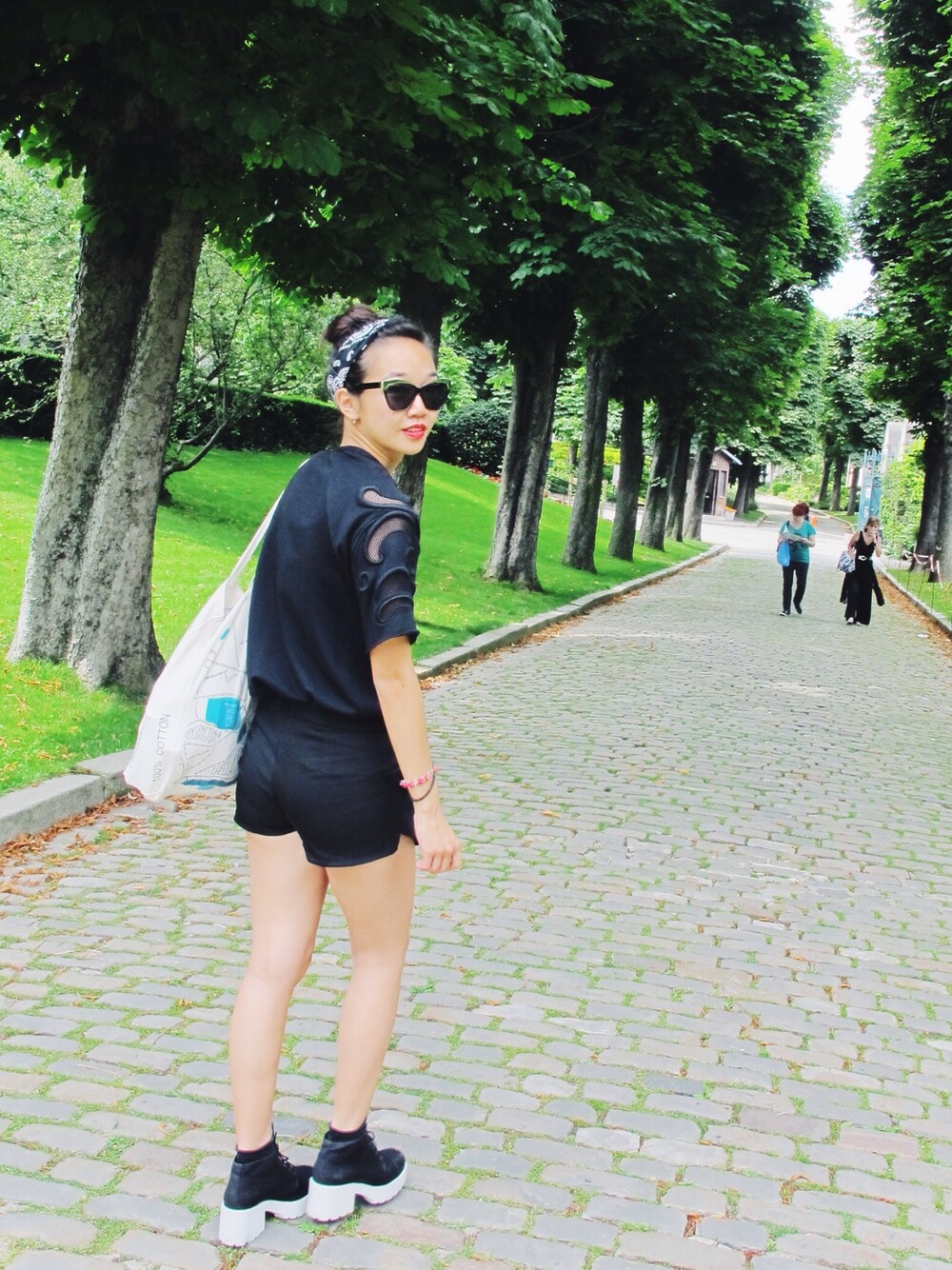 「PARIS、travel、Europe、ALL BLACK、black」｜「ZARAのアイテム（シャツ/ブラウス、ブラック系）」を使った、Weiqing Tanさん（レディース・173cm）の秋コーディネートの1枚目の写真