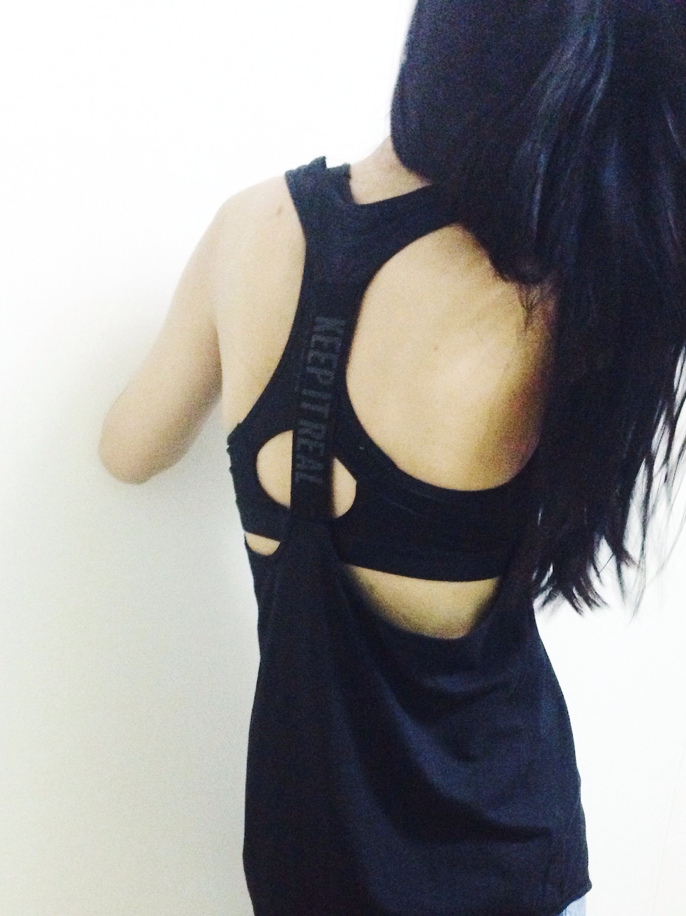 「sporty、ALL BLACK、Singapore、black」｜「cotton onのアイテム（タンクトップ、ブラック系）」を使った、Weiqing Tanさん（レディース・173cm）の秋コーディネートの1枚目の写真
