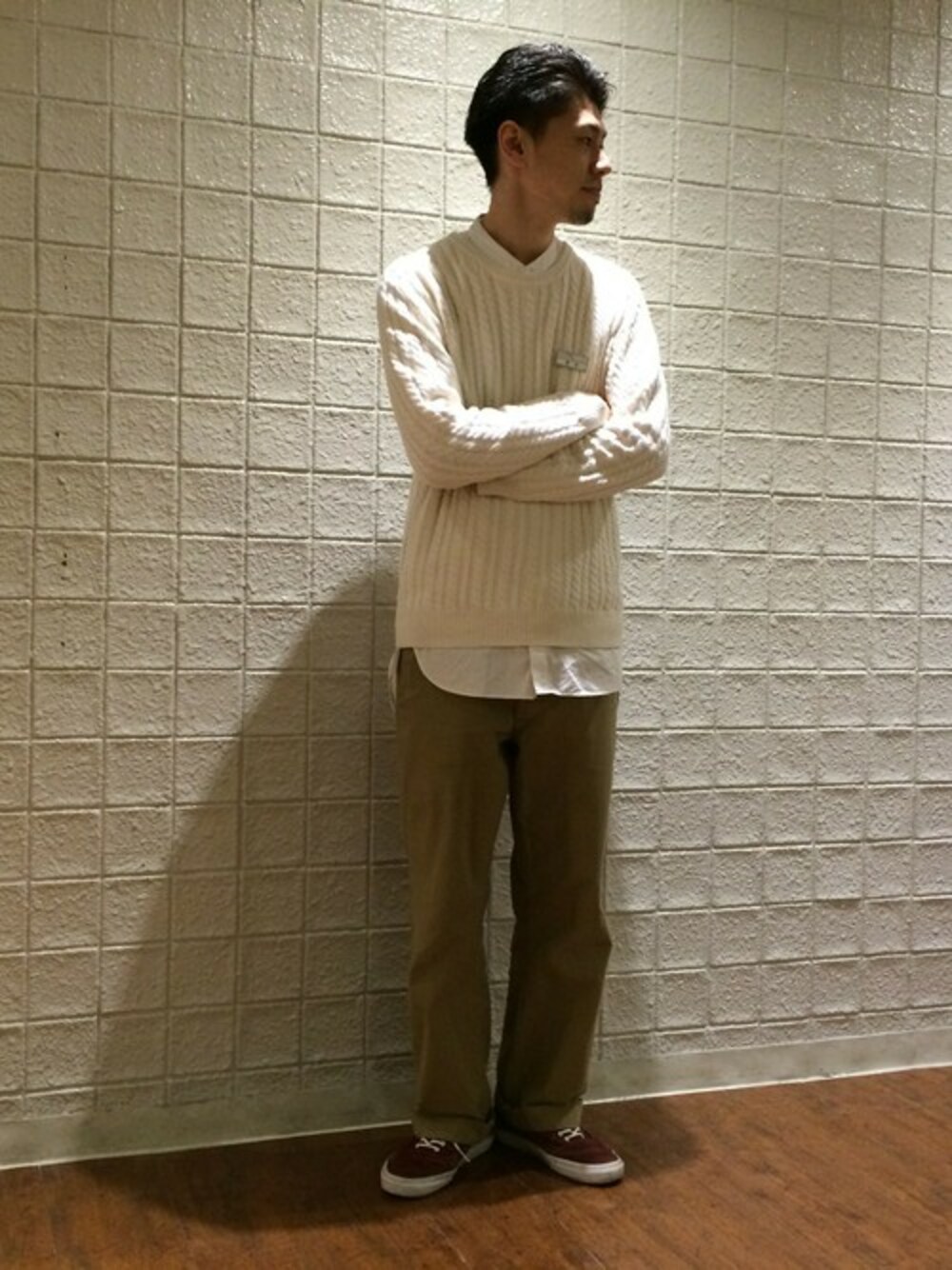 「ニット、ワントーンコーデ、ロングシャツ、白ニット、Junred、新宿ルミネエスト」｜「JUNREDのアッシュドウールケーブルニット（ニット/セーター、ホワイト系）」を使った、YASUさん（メンズ・178cm）の秋コーディネートの1枚目の写真