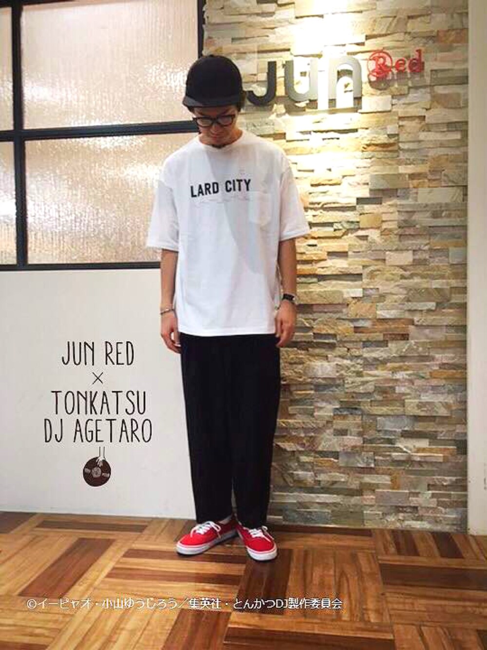 「夏フェスアニメ、スニーカー、Junred、ワイドパンツ、とんかつDJアゲ太郎、めがね、シンプル、オトナカジュアル、VANS、ラフ」｜「JUNREDのとんかつDJアゲ太郎×JUNRed　LARD CITYビッグＴシャツ（Tシャツ/カットソー、ホワイト系）」を使った、YASUさん（メンズ・178cm）の夏コーディネートの1枚目の写真