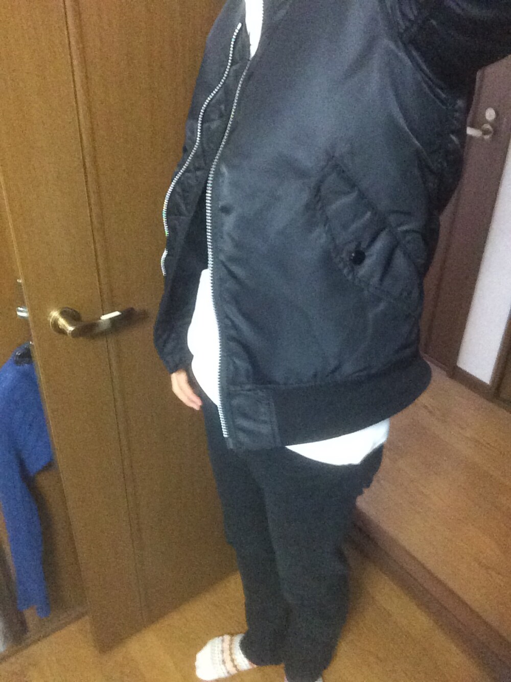 「REBERTAS、韓国ファッション、RAGEBLUE、ブルゾン、モノトーン、UNIQLO、NIKE、赤」｜「RAGEBLUEの＜ALPHA/アルファ＞別注ノーカラーMA-1/565600（ブルゾン、ブラック系）」を使った、きょうすけさん（メンズ・178cm）の秋コーディネートの1枚目の写真