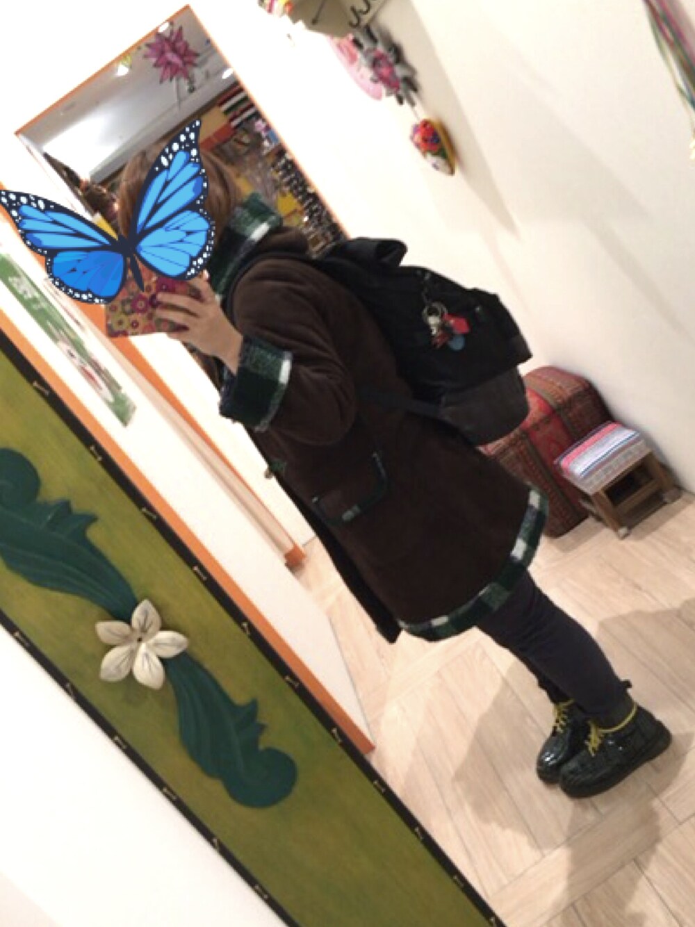 ブラウン系のモッズコート、ブラック系のバックパック/リュック、ブルー系のその他パンツを着用したレディースの冬コーディネートの1枚目の写真