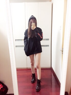 「VETEMENTS（ヴェトモン）のアイテム（スウェット、ブラック系）」を使った、SuperTaoさん（レディース・172cm）の秋コーディネート