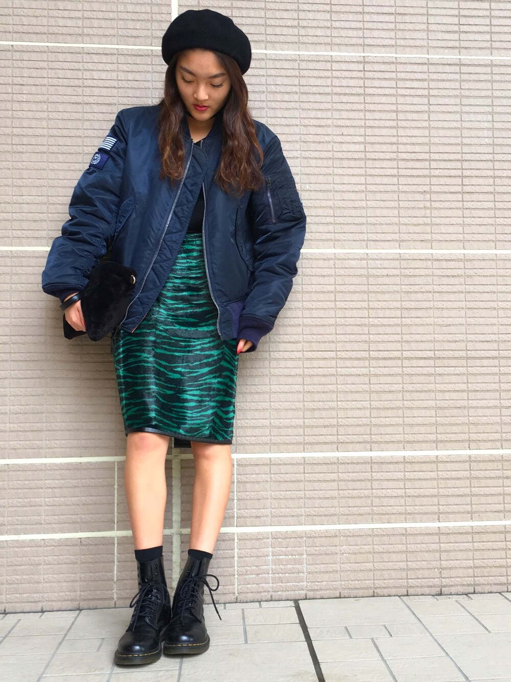 ブルー系のブルゾン、ブラック系のブーツを着用したレディースの秋コーディネートの1枚目の写真