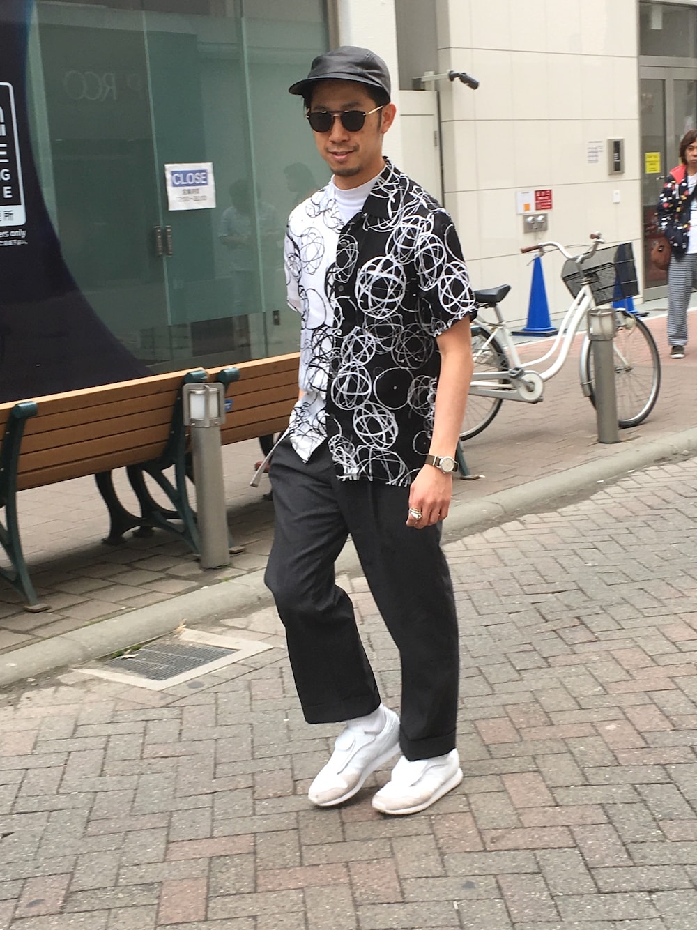ホワイト系のTシャツ/カットソー、グレー系のその他パンツ、ホワイト系のスニーカーを着用したメンズの春コーディネートの1枚目の写真