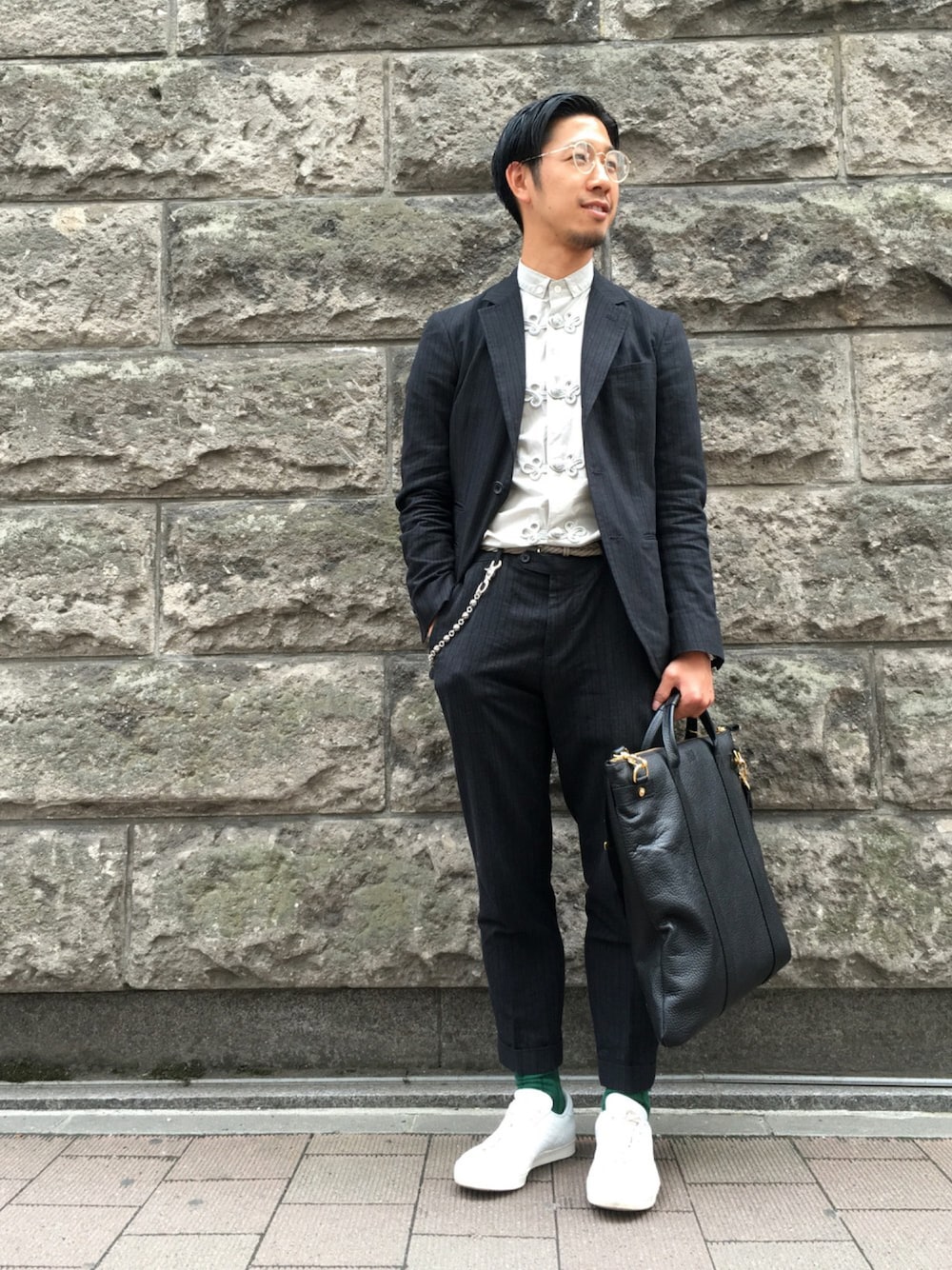 ブラック系のジャケット/アウター、ブラック系のその他パンツ、グレー系のシャツ/ブラウスを着用したメンズの夏コーディネートの1枚目の写真