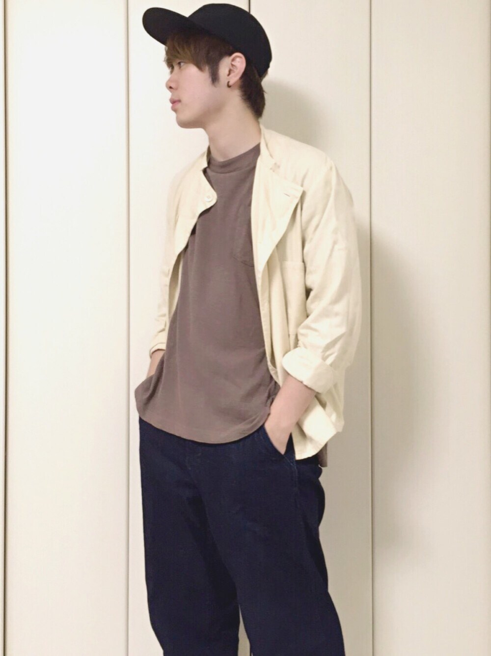 ベージュ系のシャツ/ブラウス、ブラウン系のTシャツ/カットソー、ブルー系のデニムパンツを着用したメンズの夏コーディネートの1枚目の写真