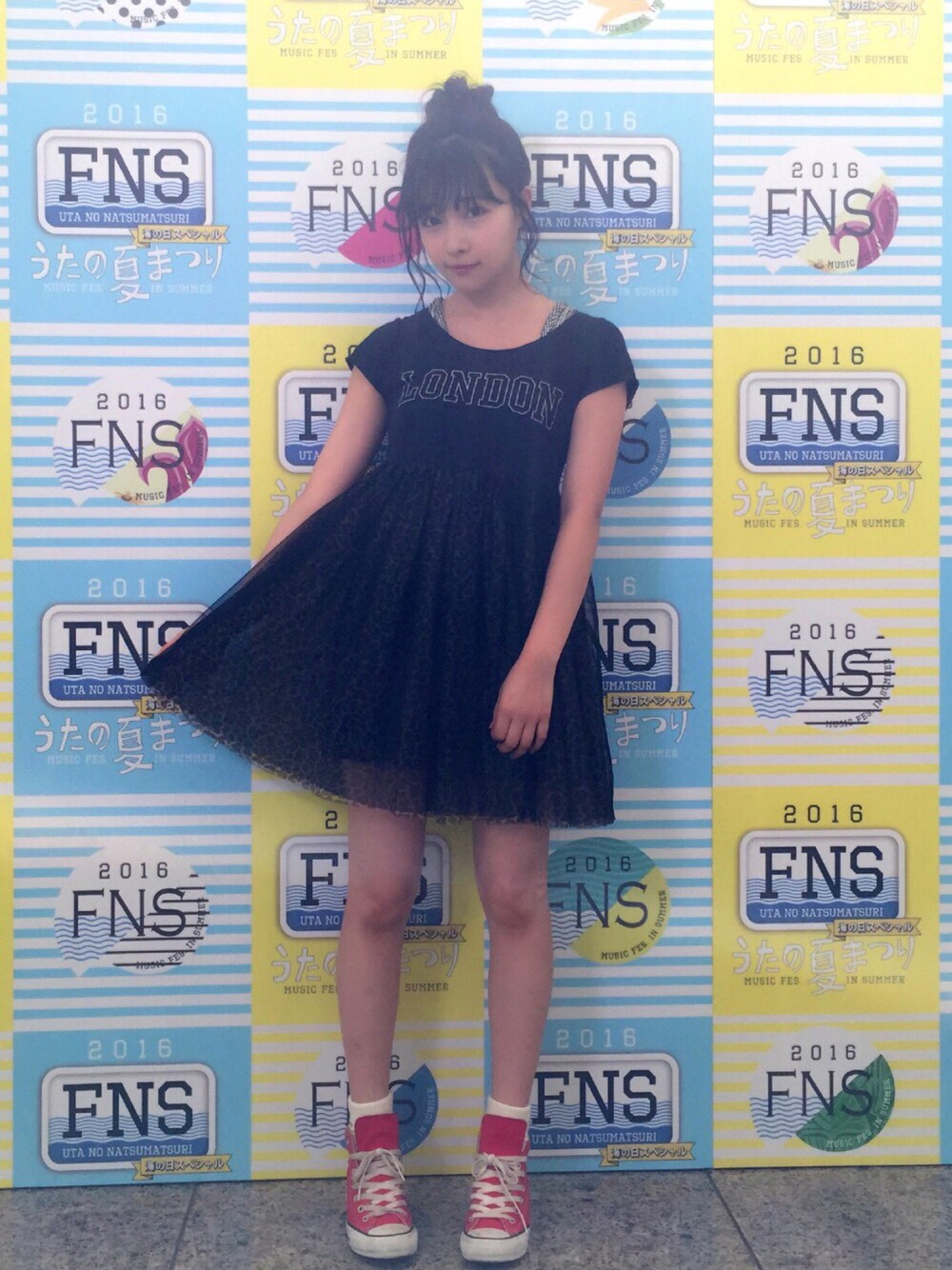 ブラック系のワンピース、ホワイト系のソックス/靴下を着用したレディースの夏コーディネートの1枚目の写真