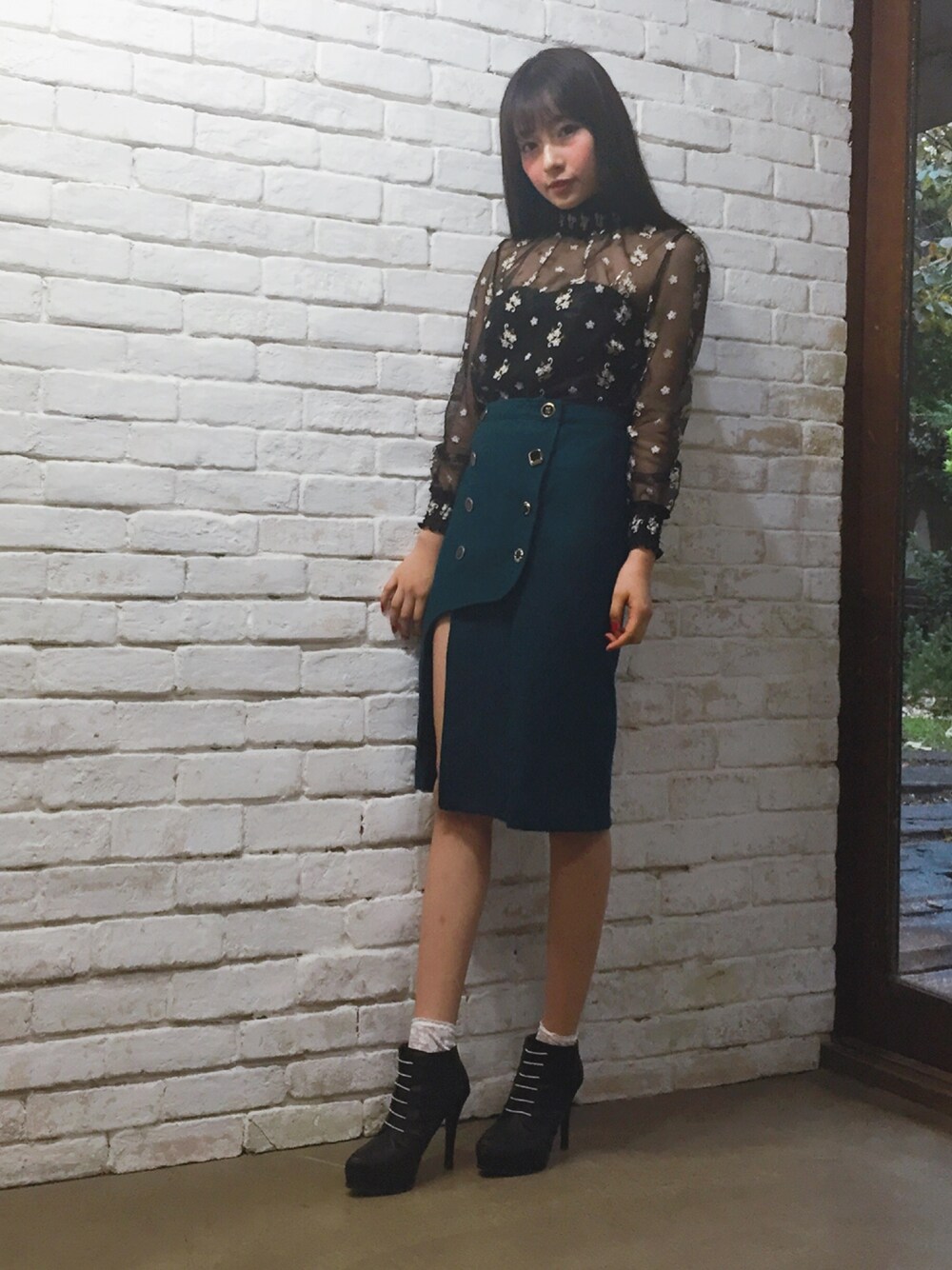 ブラック系のその他トップス、ブラック系のその他トップス、グリーン系のスカートを着用したレディースの秋コーディネートの1枚目の写真
