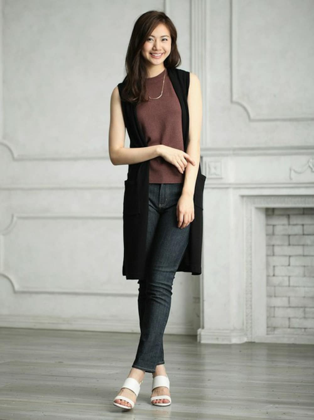 ブラック系のトップス、ブラウン系のトップスを着用したレディースの夏コーディネートの1枚目の写真