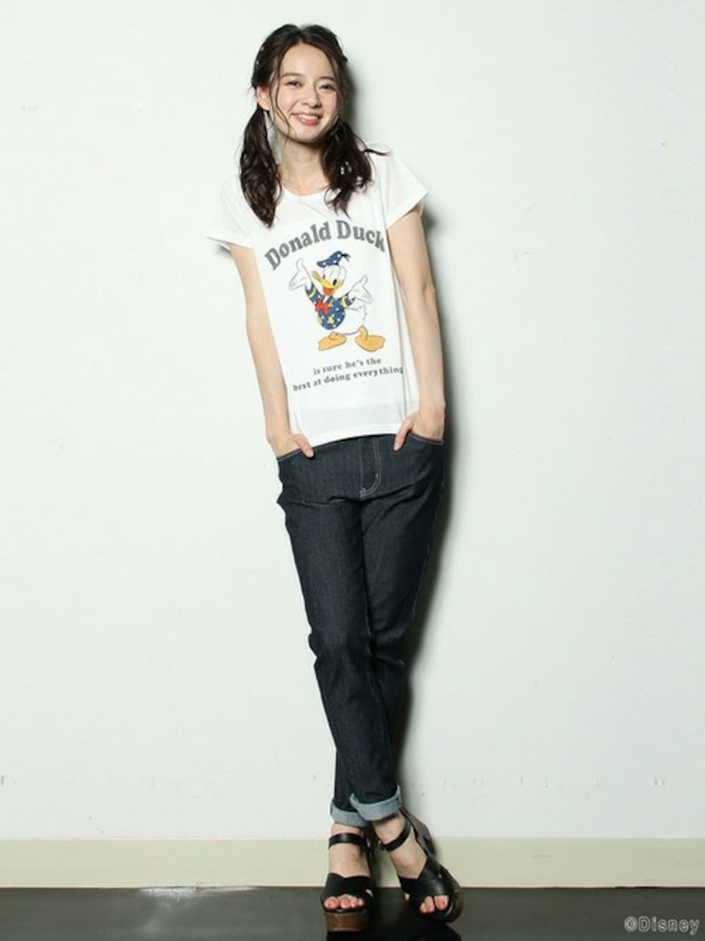 ホワイト系のトップスを着用したレディースの夏コーディネートの1枚目の写真