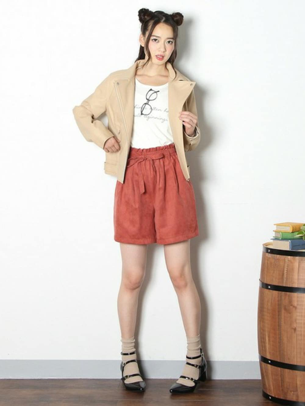 ベージュ系のジャケット/アウター、ピンク系のパンツ、ブラック系のシューズを着用したレディースの秋コーディネートの1枚目の写真