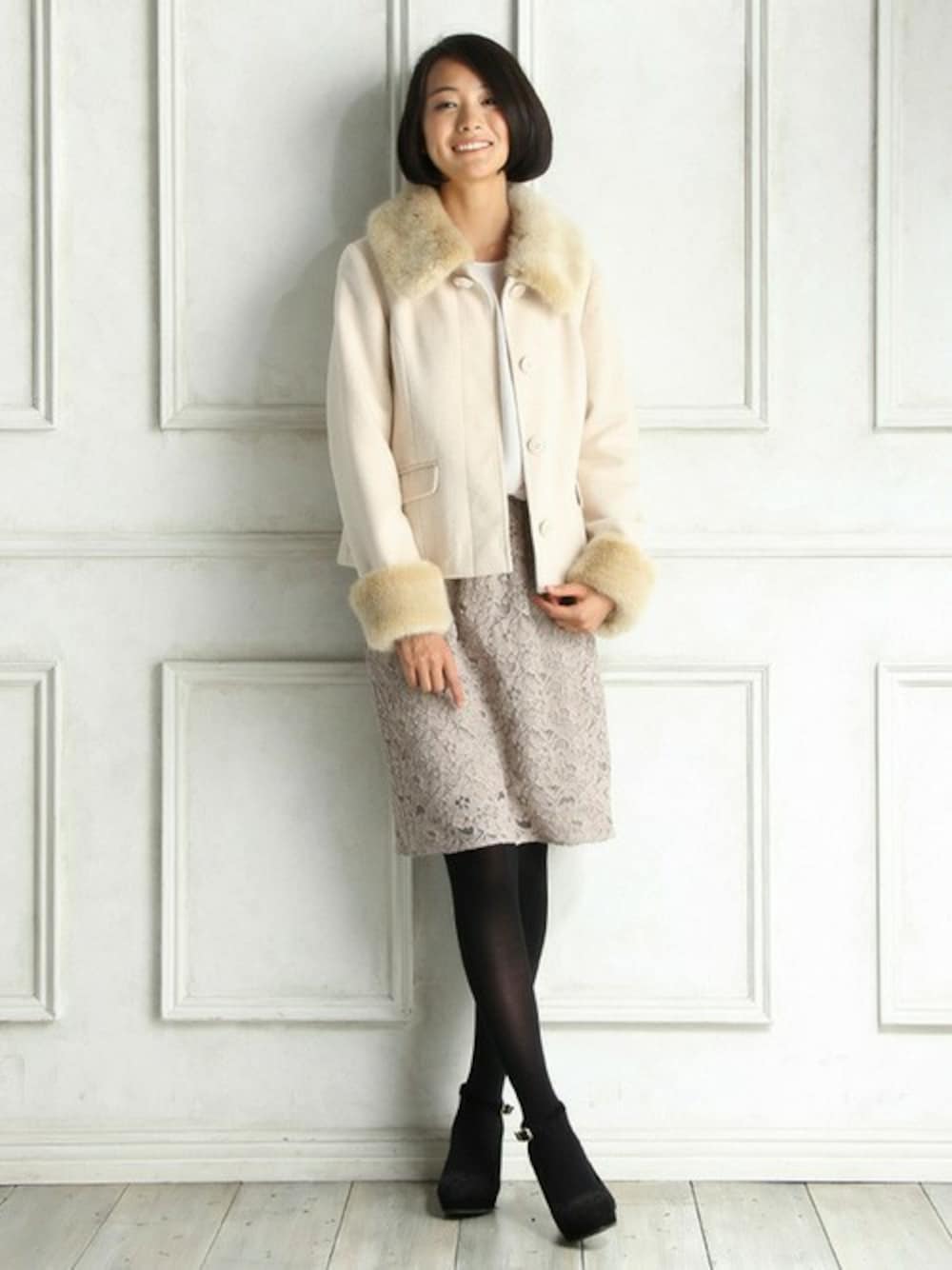 ベージュ系のジャケット/アウターを着用したレディースの秋コーディネートの1枚目の写真