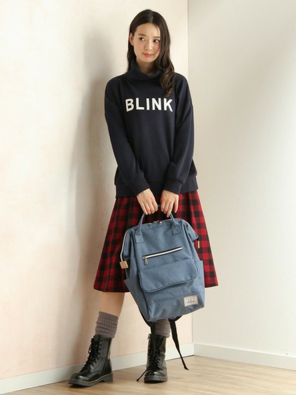 ブルー系のトップス、レッド系のスカート、ブルー系のバッグを着用したレディースの秋コーディネートの1枚目の写真