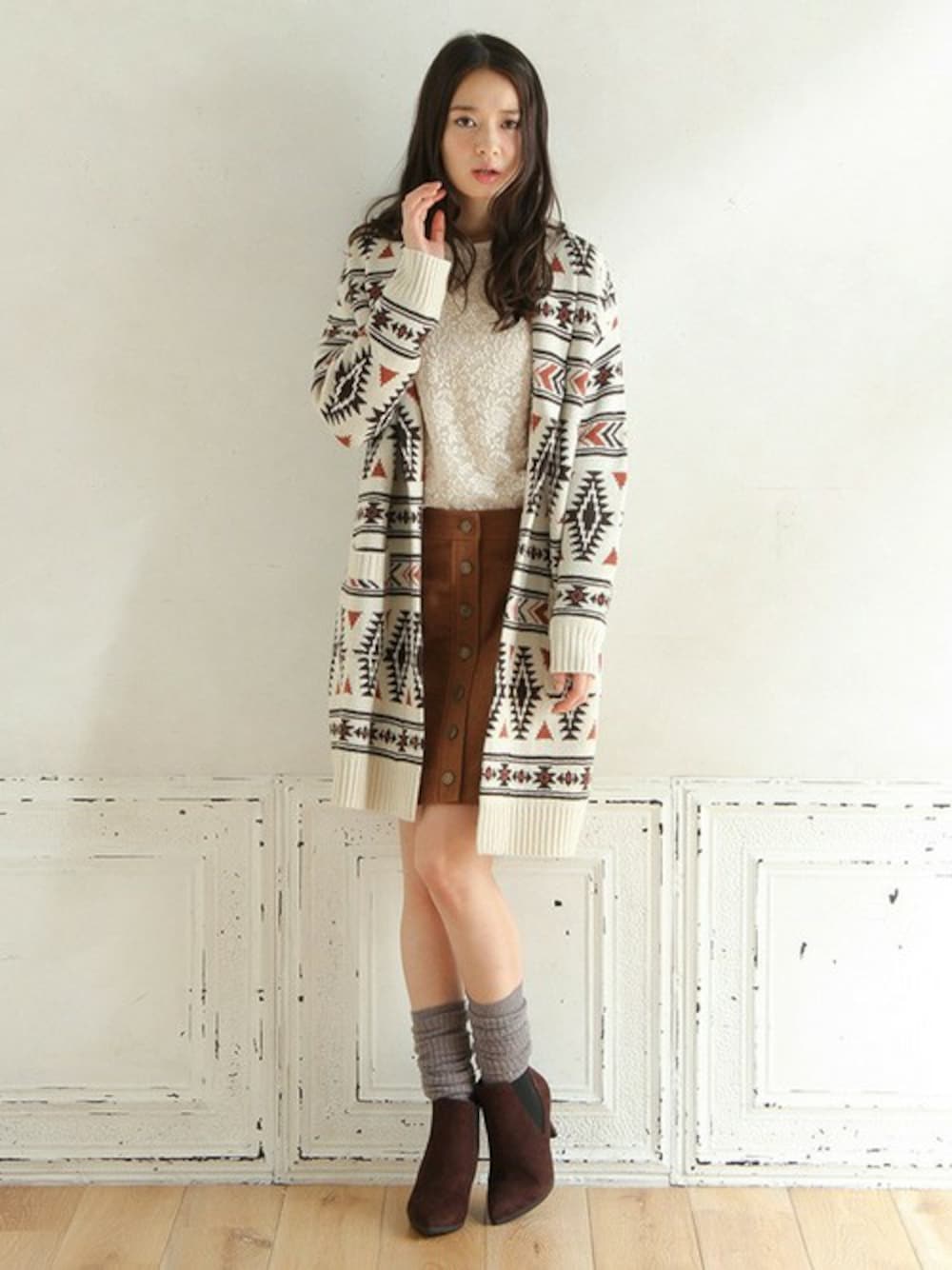 ホワイト系のトップス、ベージュ系のトップス、ブラウン系のスカートを着用したレディースの秋コーディネートの1枚目の写真