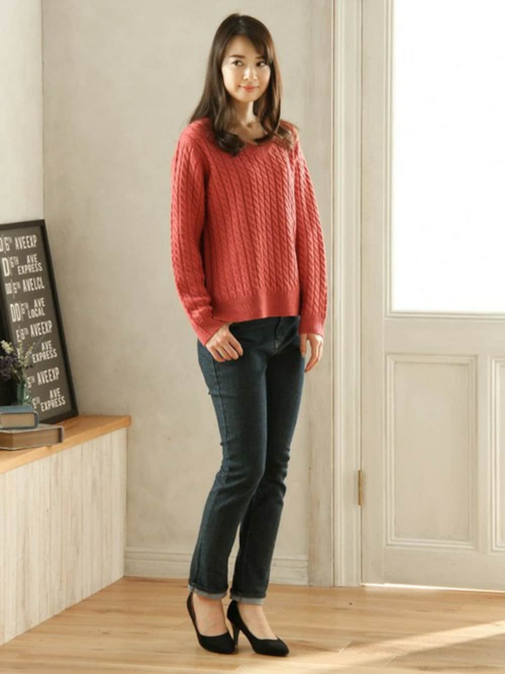 レッド系のトップス、ブルー系のパンツを着用したレディースの冬コーディネートの1枚目の写真