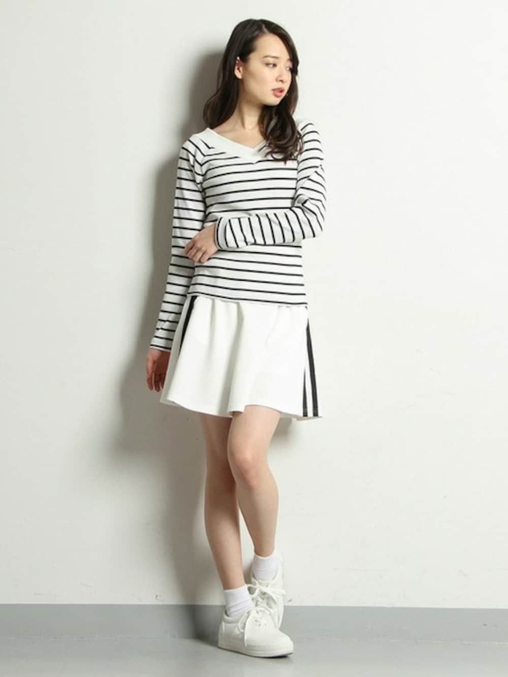 ホワイト系のトップス、ホワイト系のスカートを着用したレディースの冬コーディネートの1枚目の写真