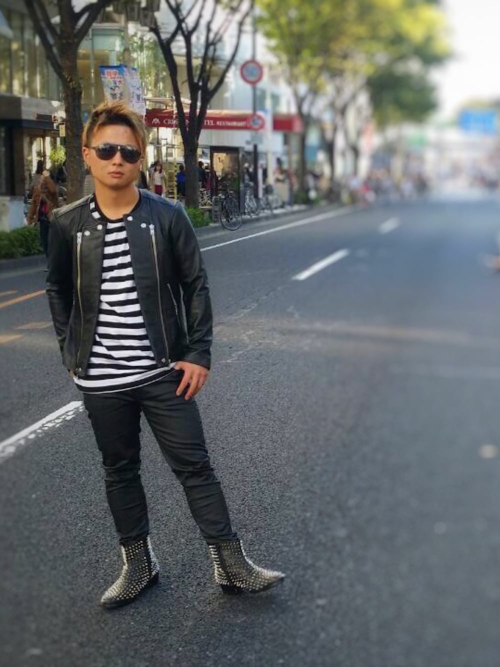 ブラック系のシューズ、ブラック系のパンツ、ブラック系のトップスを着用したメンズの秋コーディネートの1枚目の写真