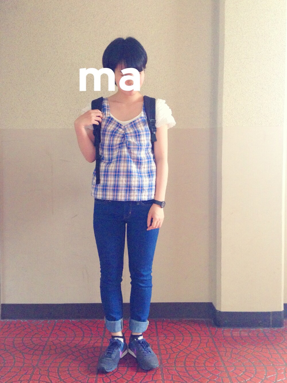 ブルー系のその他トップス、ブルー系のパンツ、ブルー系のスニーカーを着用したレディースの夏コーディネートの1枚目の写真