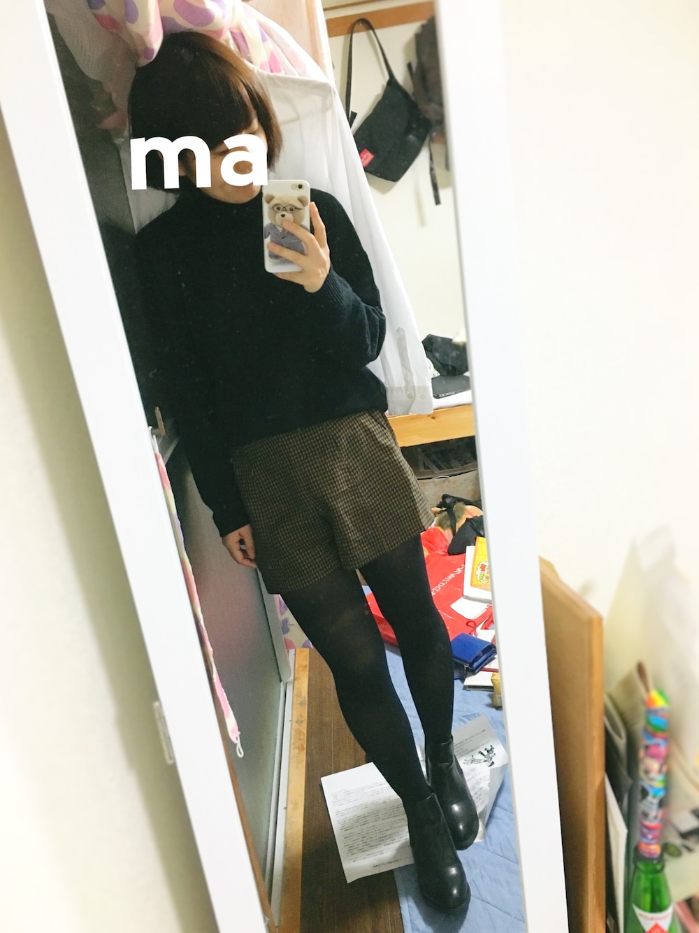 ブラック系のニット/セーター、ブラック系のブーツを着用したレディースの秋コーディネートの1枚目の写真