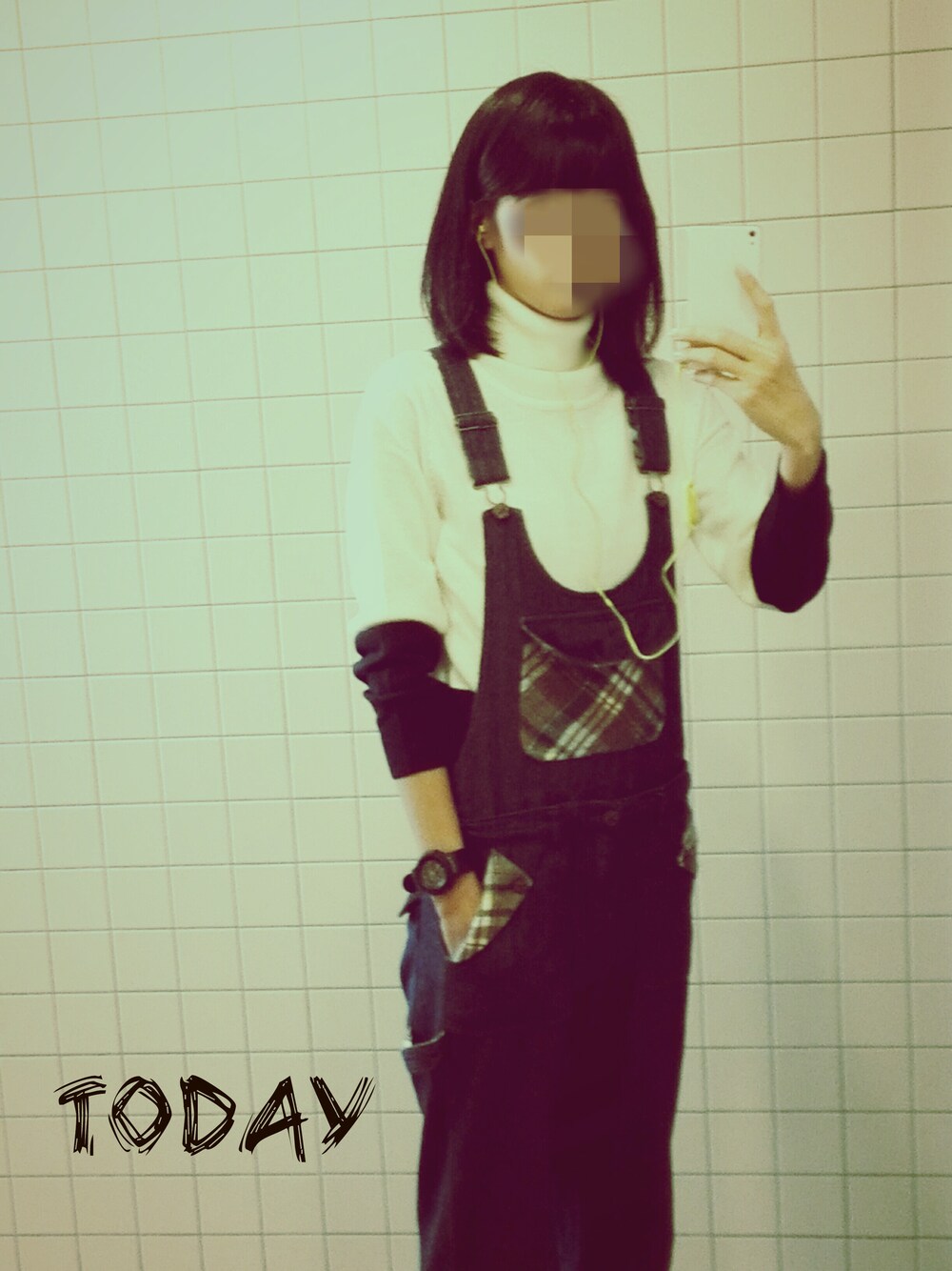 ブラック系のアナログ腕時計を着用したレディースの冬コーディネートの1枚目の写真