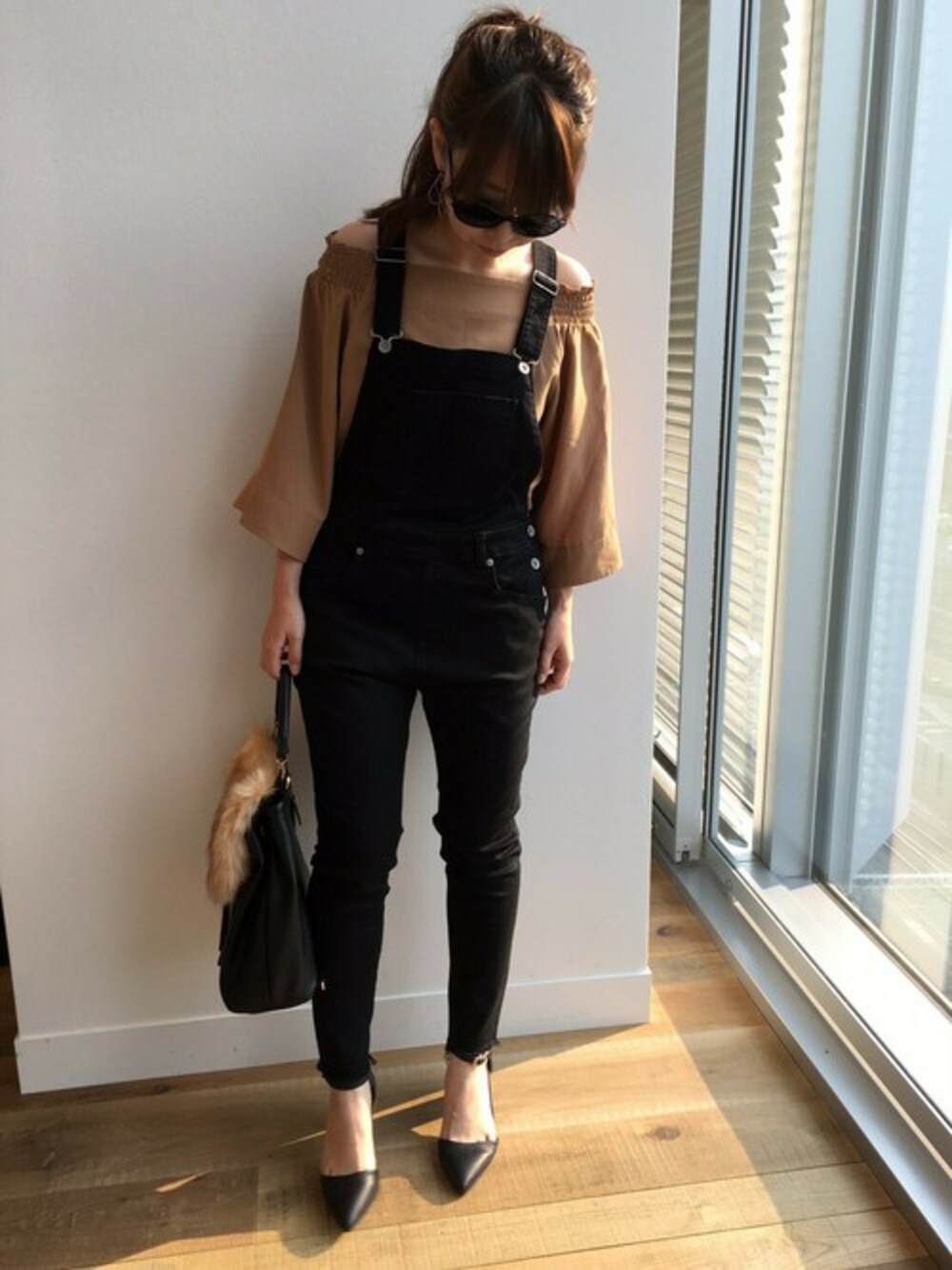 「デニム、パンツ、パンプス、トレンド、サロペット、バッグ、ジーナシス、オフショルダー、夏コーデ、ファーリュック」｜「JEANASISのオフショルプルオーバー6S/729963（Tシャツ/カットソー、イエロー系）」を使った、JEANASIS  STAFFさん（レディース・157cm）の夏コーディネートの1枚目の写真