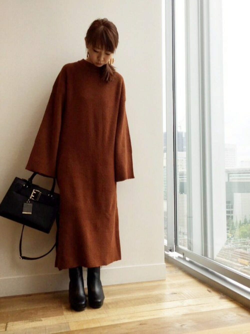 「ワンピース、トレンド、ブーツ、バッグ、秋のコーデ、ニットワンピース、ジーナシス、サイドゴアブーツ、秋カラー、ブラウンニット」｜「JEANASISのブークレスリットロングワンピース/735256（ワンピース、ブラウン系）」を使った、JEANASIS  STAFFさん（レディース・157cm）の秋コーディネートの1枚目の写真