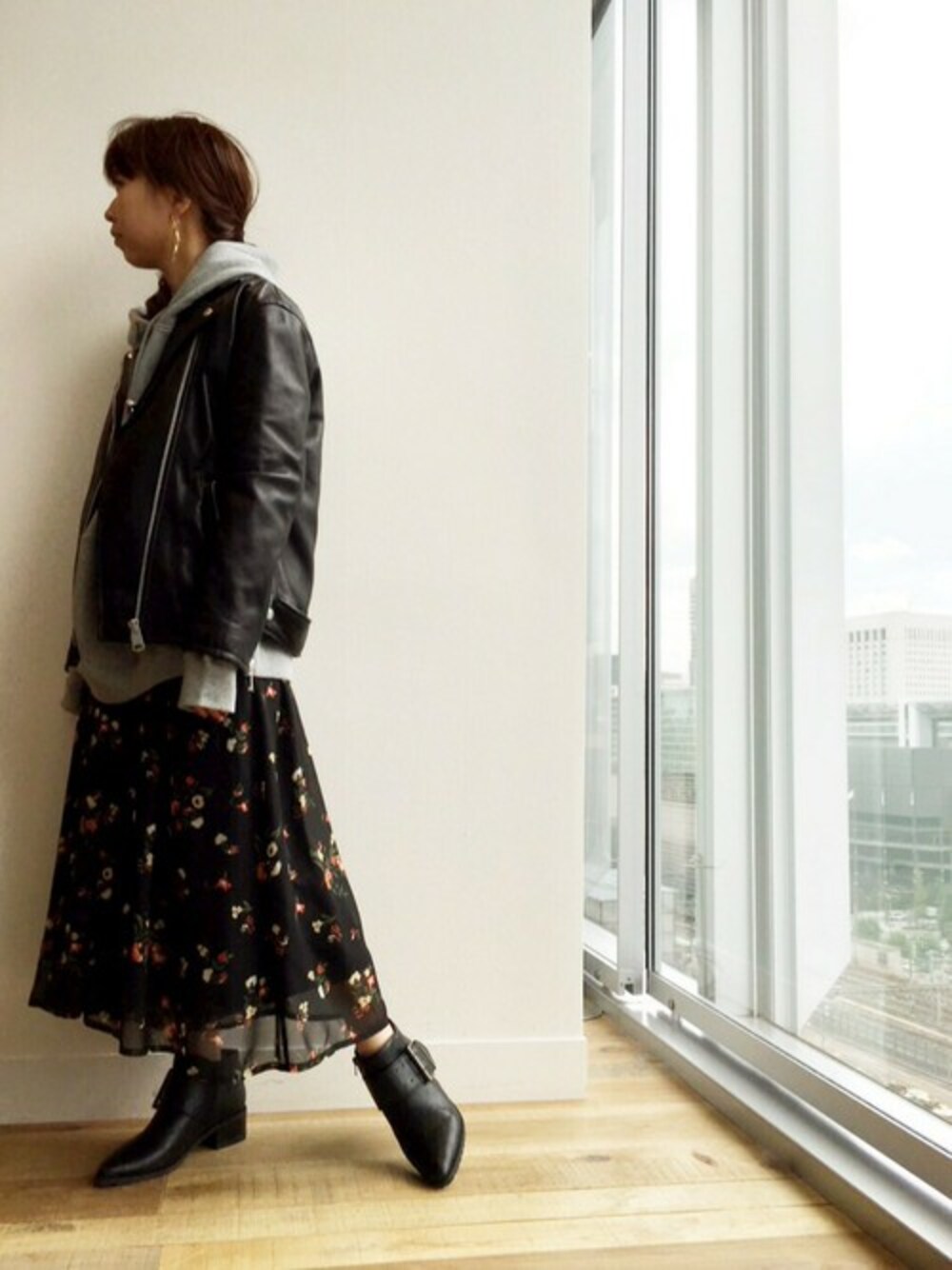「スウェット、トレンド、レザージャケット、ライダース、パーカー、ジーナシス、花柄パンツ、秋コーデ、スカンツ」｜「JEANASISのムジガラシフォンスカンツ/727885（その他パンツ、ブラック系）」を使った、JEANASIS  STAFFさん（レディース・157cm）の秋コーディネートの1枚目の写真
