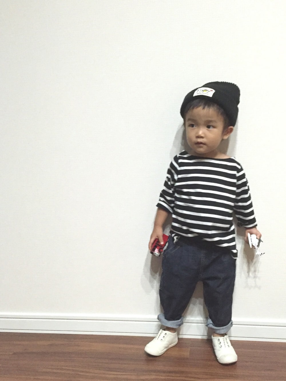 「男の子、2歳、キッズコーデ、kids、ciaopanicTYPY、Borderトップスコーデフェス、ニット帽、ボーダー、デニム、モノトーン」｜「CIAOPANIC TYPYのキッズアゼ編みニットワッチ（ニットキャップ/ビーニー、ブラック系）」を使った、y___aさん（キッズ・80cm）の秋コーディネートの1枚目の写真