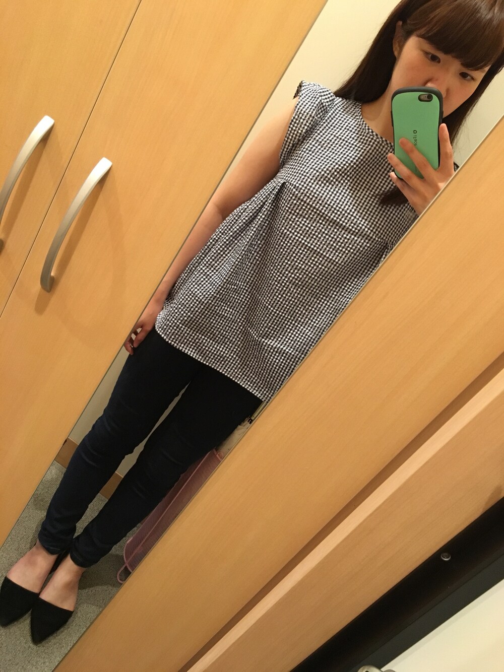 ブルー系のシャツ/ブラウス、ブルー系のデニムパンツ、ブラック系のパンプスを着用したレディースの夏コーディネートの1枚目の写真