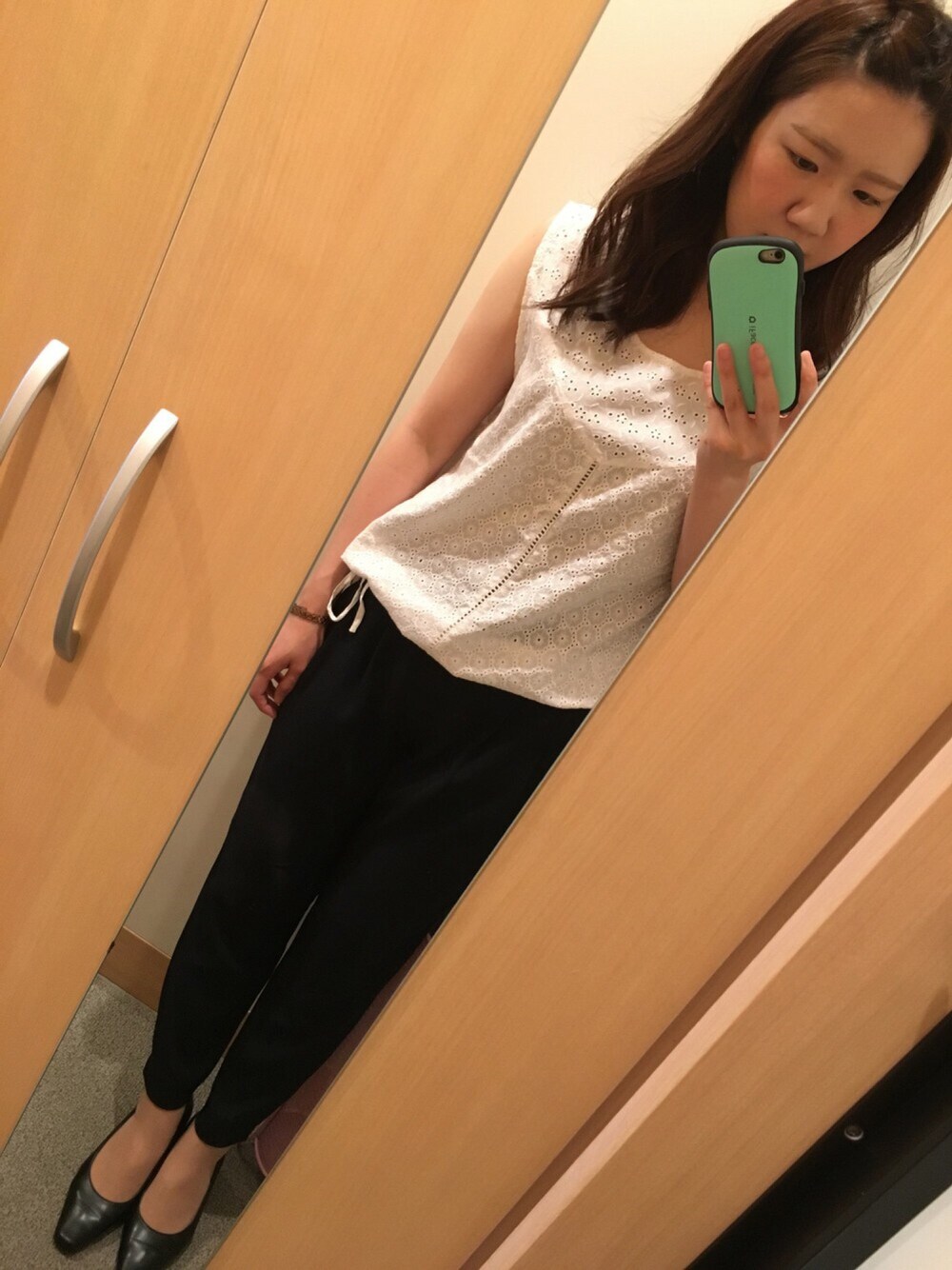 ホワイト系のシャツ/ブラウス、ブラック系のパンツ、その他のその他を着用したレディースの夏コーディネートの1枚目の写真