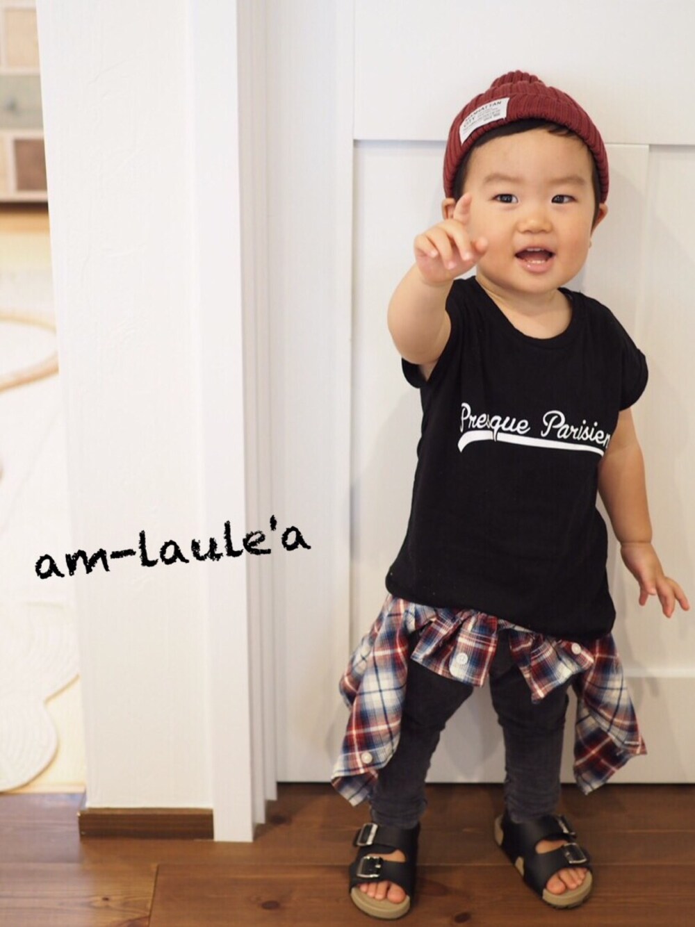 「男の子コーデ、韓国子供服、子供服、男の子、Tシャツ、プチプラ、キッズコーデ」｜「am laule'aのアイテム（Tシャツ/カットソー、ブラック系）」を使った、アム ラウレアさん（キッズ・90cm）の秋コーディネートの1枚目の写真