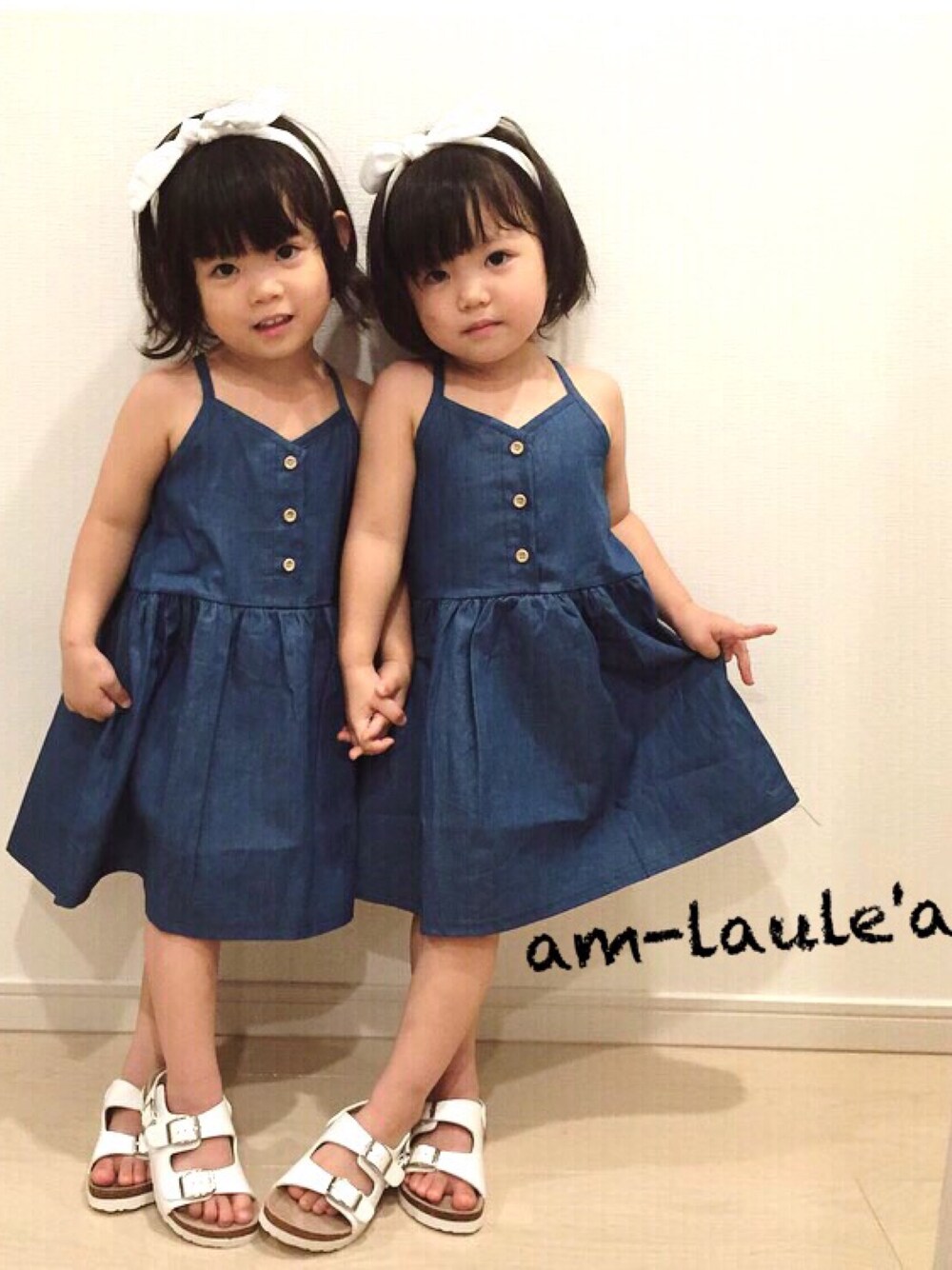 「ワンピース、デニム、キッズコーデ、子供服、女の子コーデ、プチプラ、韓国子供服」｜「am laule'aのアイテム（ワンピース、ブルー系）」を使った、アム ラウレアさん（キッズ・100cm）の秋コーディネートの1枚目の写真