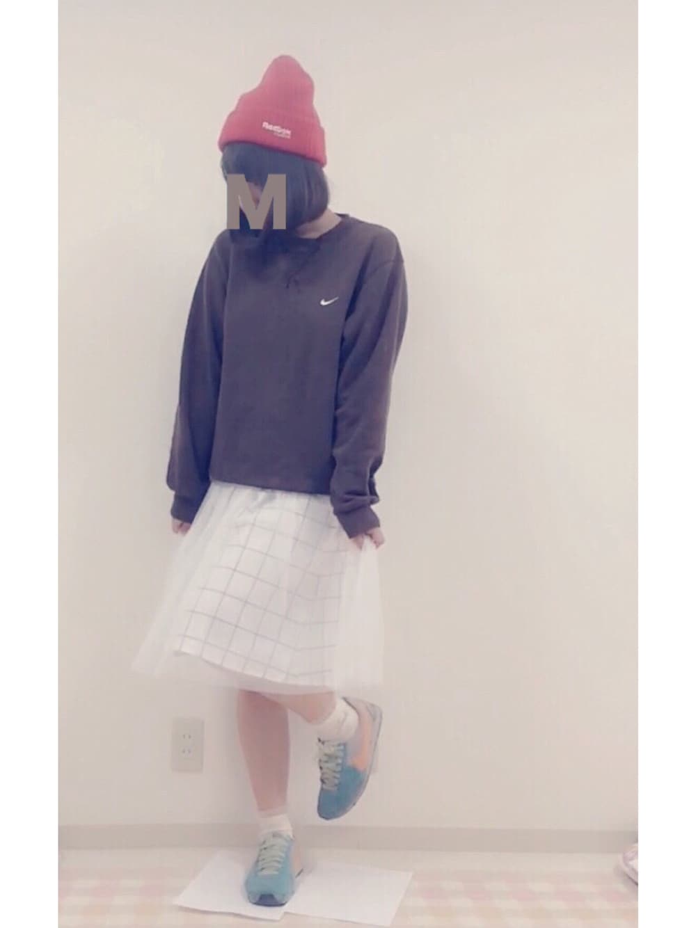 ブラウン系のスウェット、ホワイト系のスカート、グリーン系のスニーカーを着用したレディースの秋コーディネートの1枚目の写真