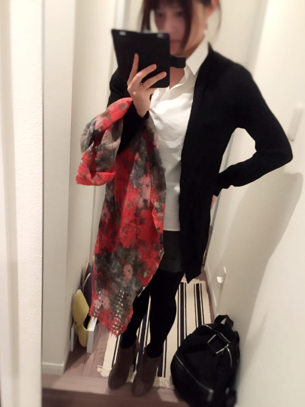 「通勤コーデ、outfit、ストール、ブーティ、EPICE、IENA」｜「MICA&DEALのアイテム（シャツ/ブラウス、ホワイト系）」を使った、satomoさん（レディース・159cm）の秋コーディネートの1枚目の写真