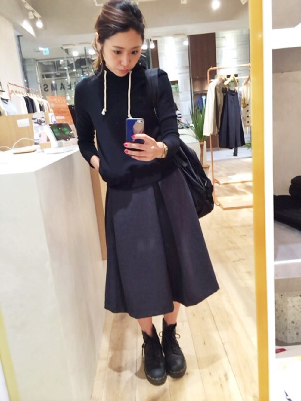 「ショート丈トップス、パーカー、Dr.Martens、ショートブーツ、ブーツ、black、ワントーンコーデ、大人カジュアル、リラックススタイル、ミモレ丈スカート」｜「Shetaのアイテム（パーカー、ブラック系）」を使った、nodopachiさん（レディース・162cm）の秋コーディネートの1枚目の写真