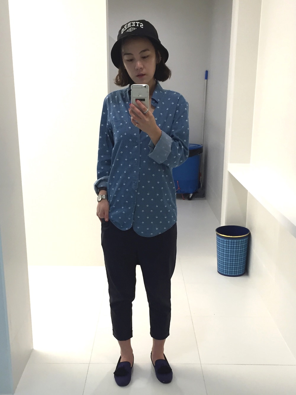 「DENIM SHIRT、baggy pants、hat」｜「stereo vinylsのアイテム（ハット、ブラック系）」を使った、socさん（レディース・167cm）の冬コーディネートの1枚目の写真