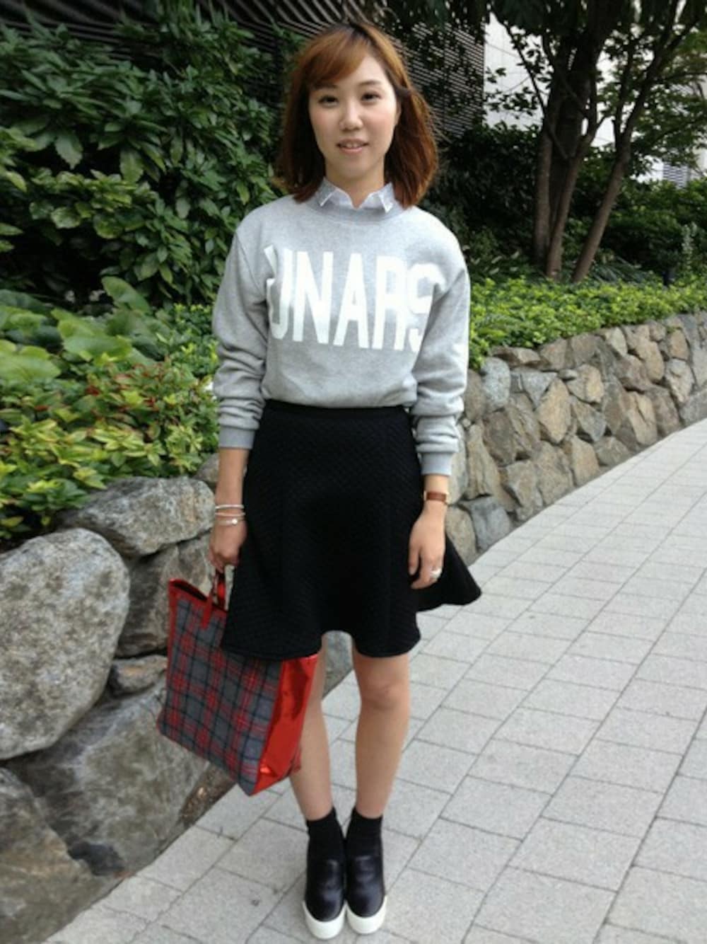 その他のスウェット、ホワイト系のシャツ/ブラウス、ブラック系のスカートを着用したレディースの夏コーディネートの1枚目の写真