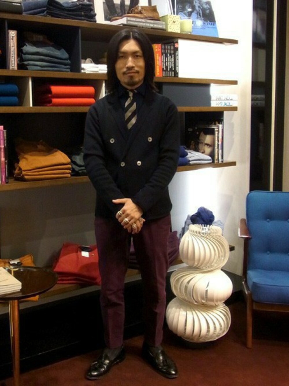 ホワイト系のシャツ/ブラウス、ブラック系のベルトを着用したメンズの秋コーディネートの1枚目の写真