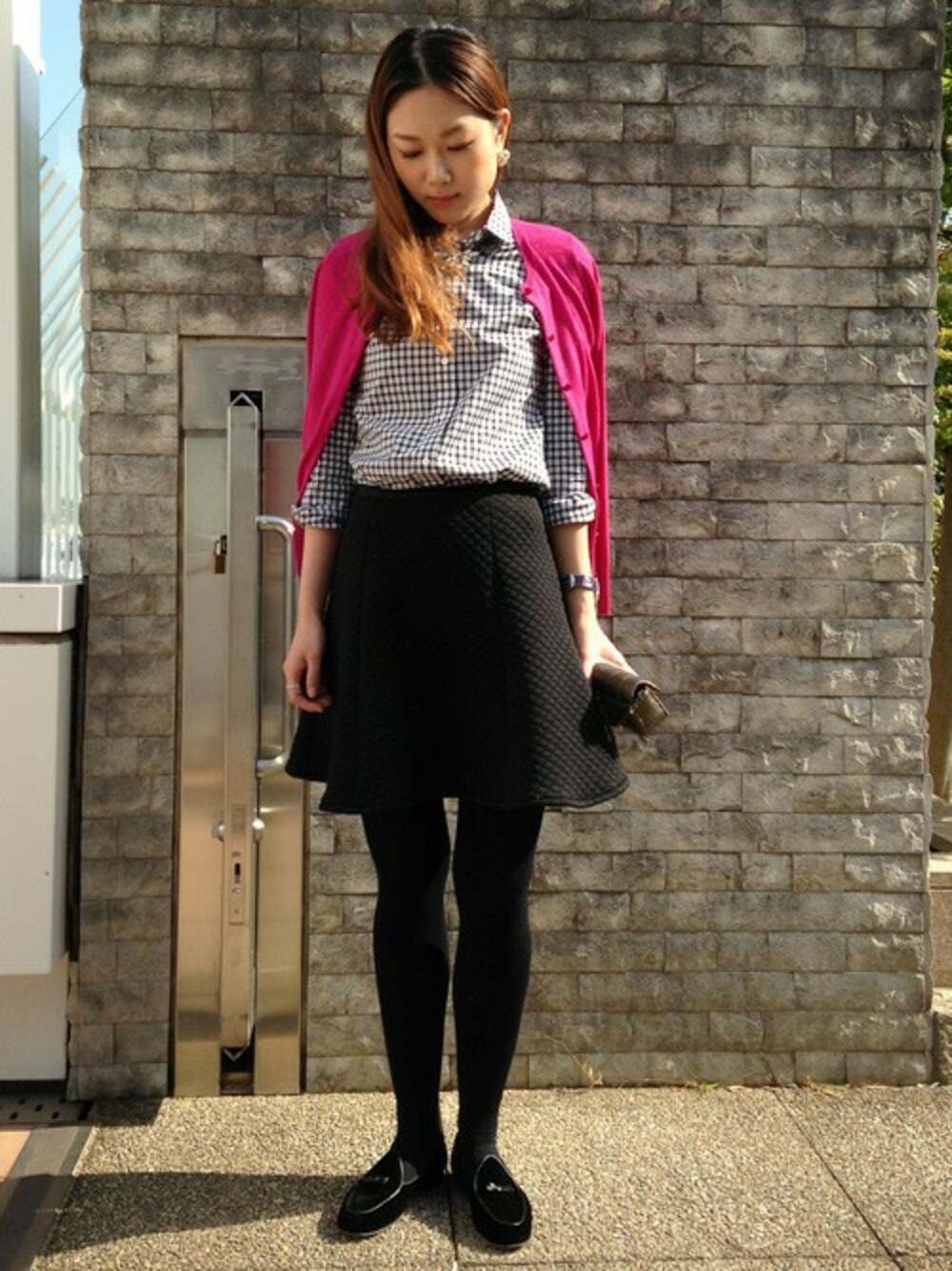 ブラック系のシャツ/ブラウス、ピンク系のカーディガン/ボレロ、ブラック系のスカートを着用したレディースの秋コーディネートの1枚目の写真