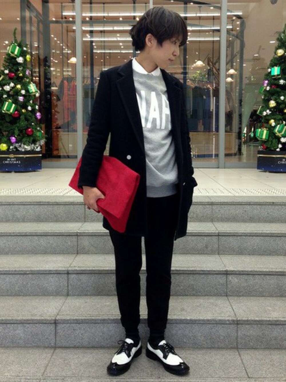 ブラック系のその他アウター、その他のスウェット、ホワイト系のシャツ/ブラウスを着用したレディースの冬コーディネートの1枚目の写真