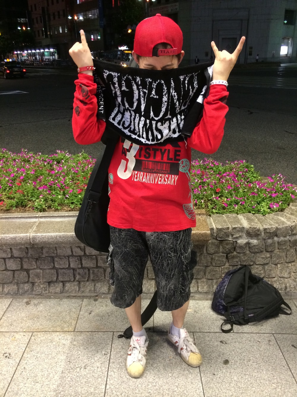 ブラック系のその他パンツ、レッド系のスウェットを着用したメンズの夏コーディネートの1枚目の写真