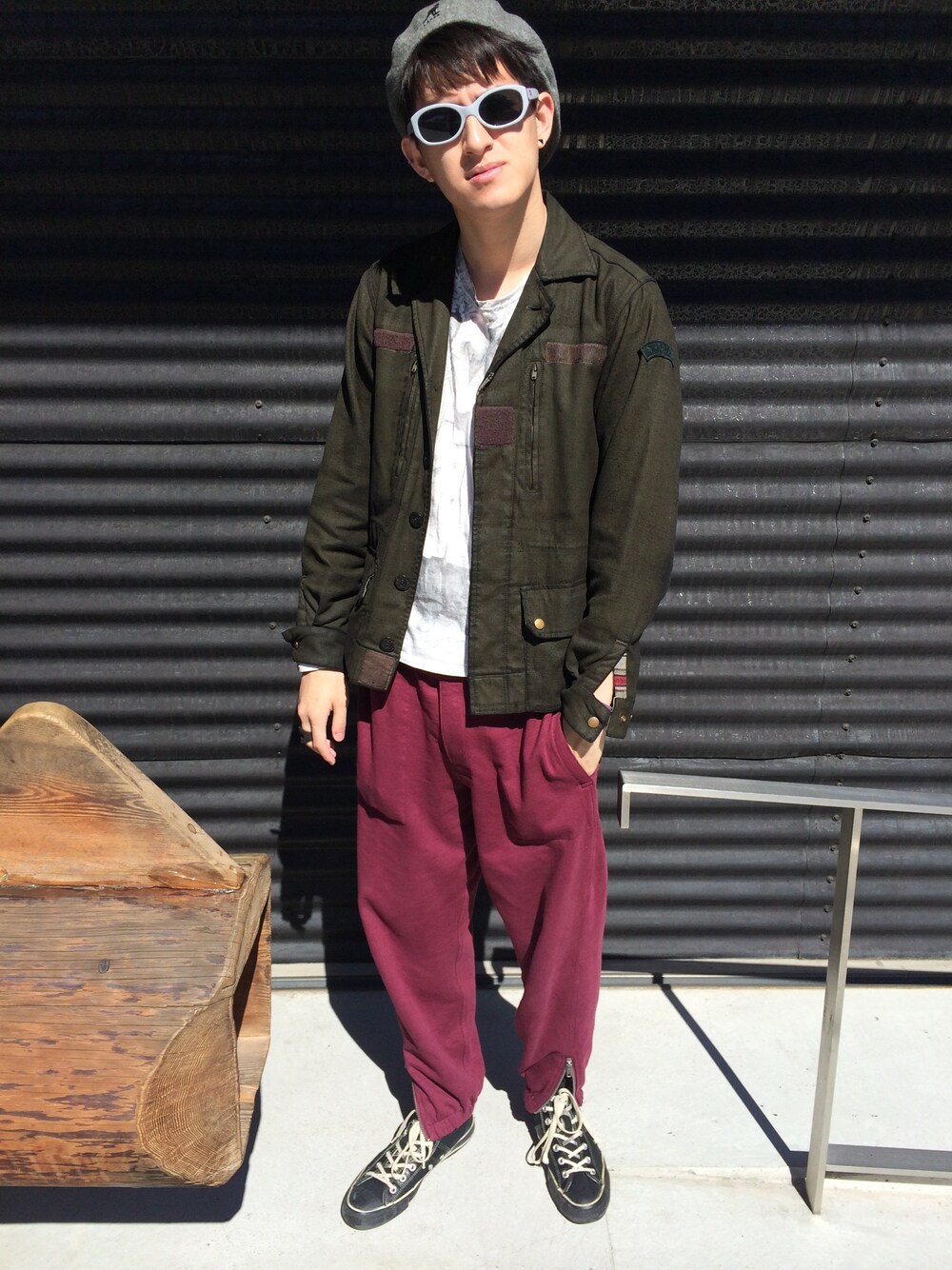 「ミリタリーシャツ、スウェットパンツ、ShapeL、ロックT、ロックテイスト、黒スニーカー」｜「KANGOLのKangol WOOL 504（ハンチング/ベレー帽、グレー系）」を使った、やんねさん（メンズ・180cm）の秋コーディネートの1枚目の写真