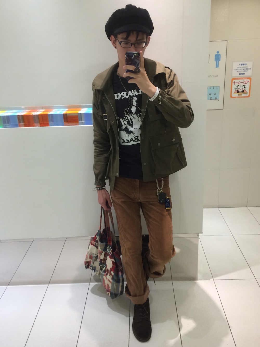 「コーデュロイパンツ、ミリタリージャケット、clarks、ライブ、バンドT、モッズ、神聖かまってちゃん」｜「BEAMSのClarks / “DESERT MALI”（ブーツ、ブラウン系）」を使った、やんねさん（メンズ・180cm）の秋コーディネートの1枚目の写真