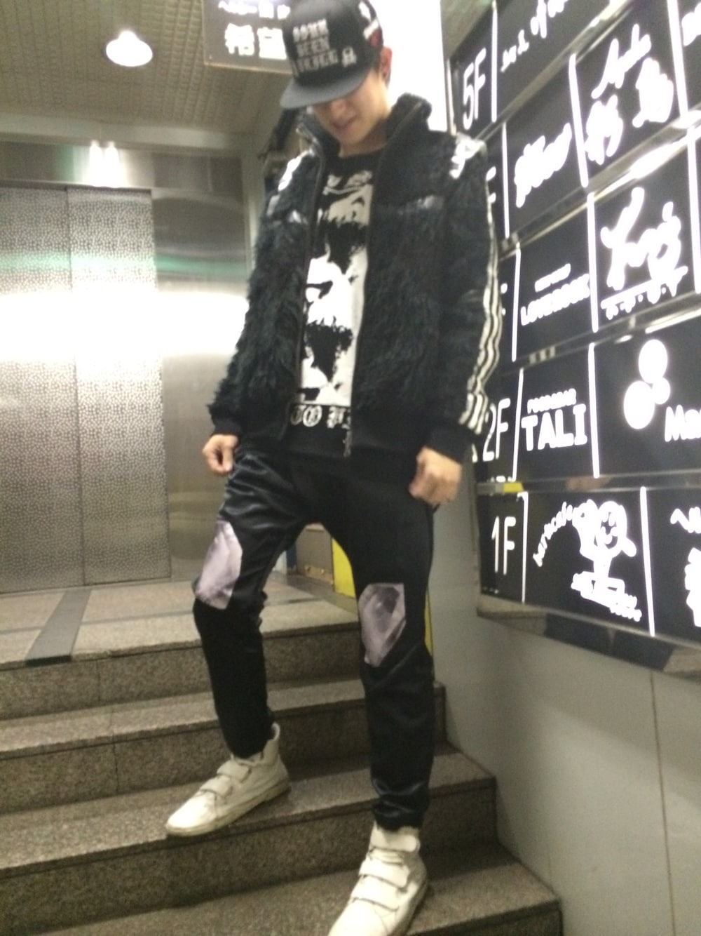 「オールブラック、adidas originals、LIBER OZ、balmung、もこもこ、サテンパンツ」｜「꒰•̫͡•ོ꒱のアイテム（その他、ブラック系）」を使った、やんねさん（メンズ・180cm）の冬コーディネートの1枚目の写真