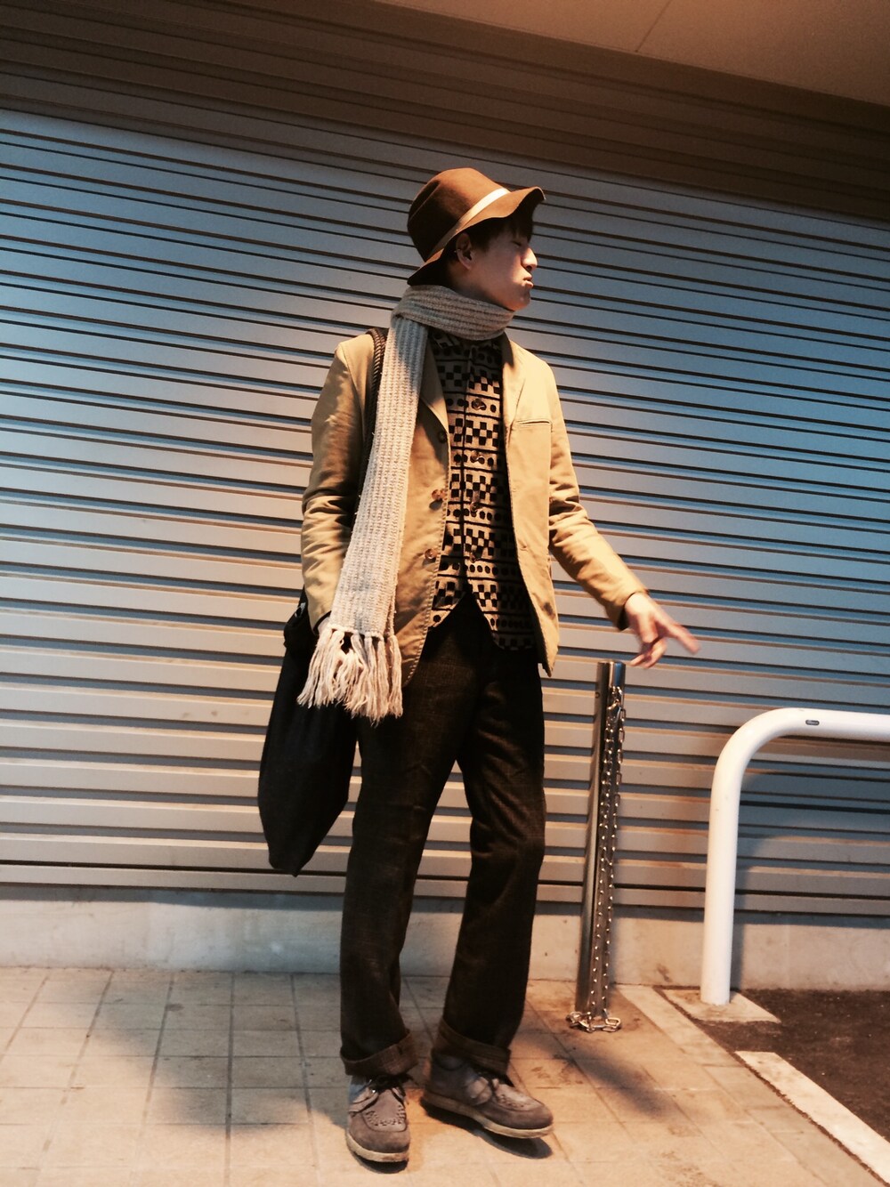 ブラック系のテーラードジャケット、グレー系のその他シューズ、グレー系のトートバッグを着用したメンズの冬コーディネートの1枚目の写真